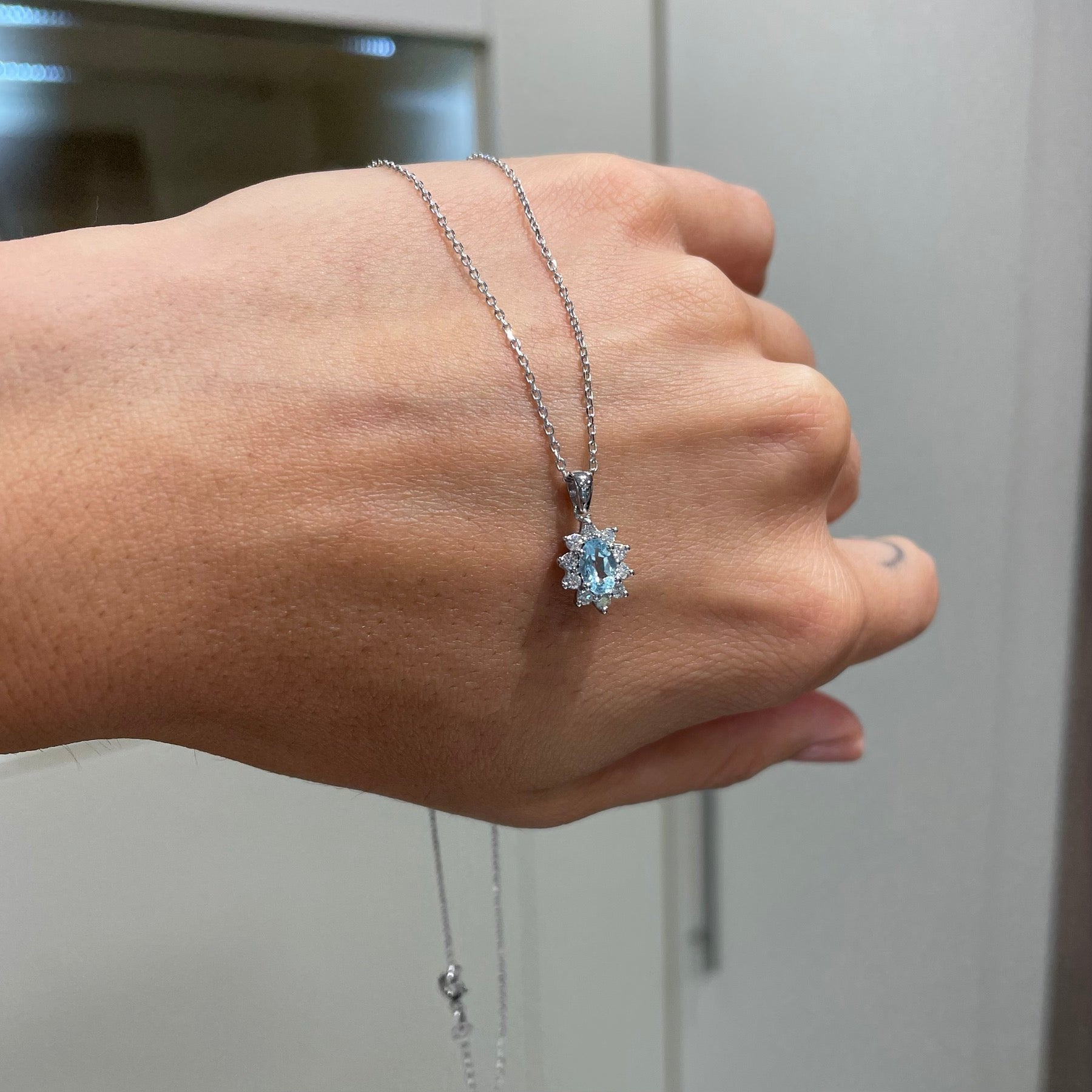 Висулка от бяло злато с аквамарин и диаманти 0,83 карата